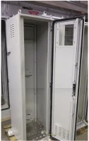 Шкаф газовый баллонный металлический для 2х баллонов 40-50л., неутеплённый, с окном, на цоколе, с пандусом, без патрубка для вентиляции, с ложементами, RAL7035 разм. 2000х700х500мм сталь СТ3 1,5-2мм IP54.